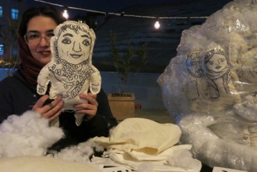 گلرخ نفیسی کارگردان نمایش «چهارراه» | ترسیم چهره‌ها روی عروسک